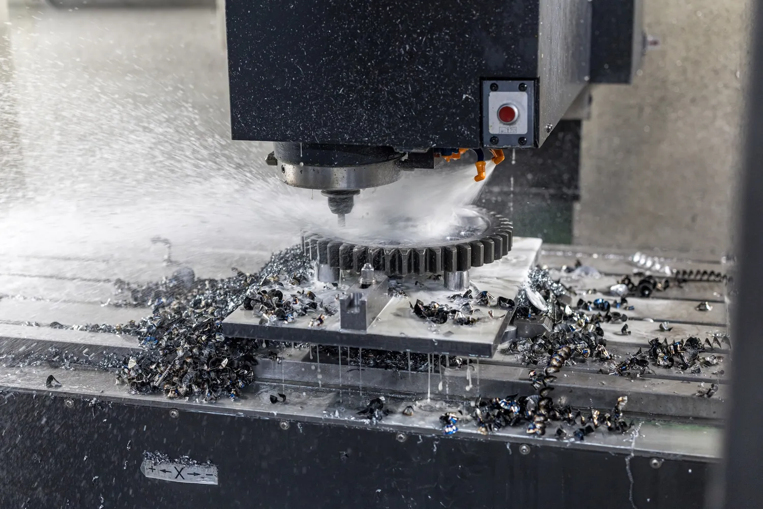 CNC freesmachine bewerkt een tandwiel met koelvloeistof
