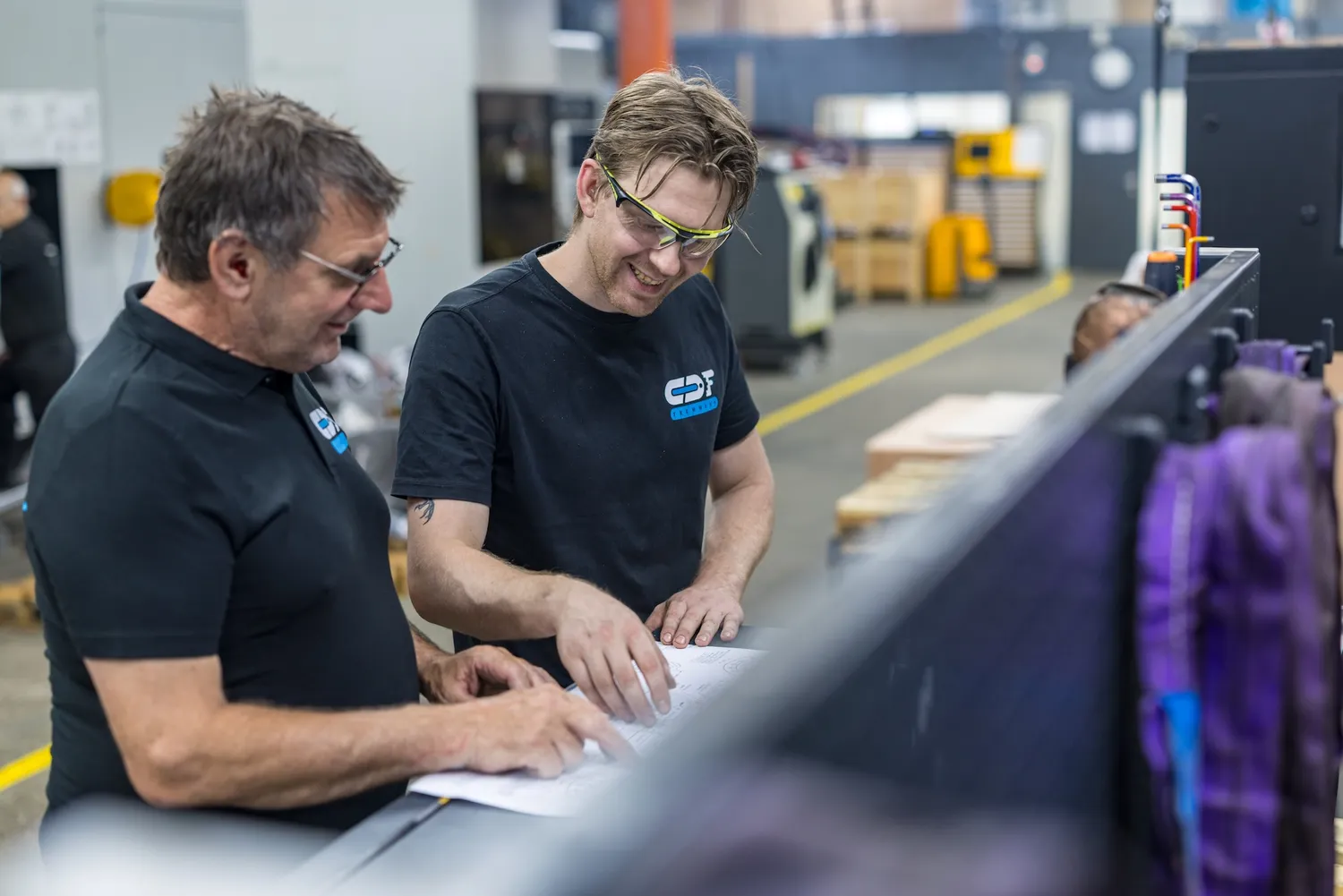 Leren van ervaren collega’s Ervaren collega legt een tekening uit aan een jonge collega