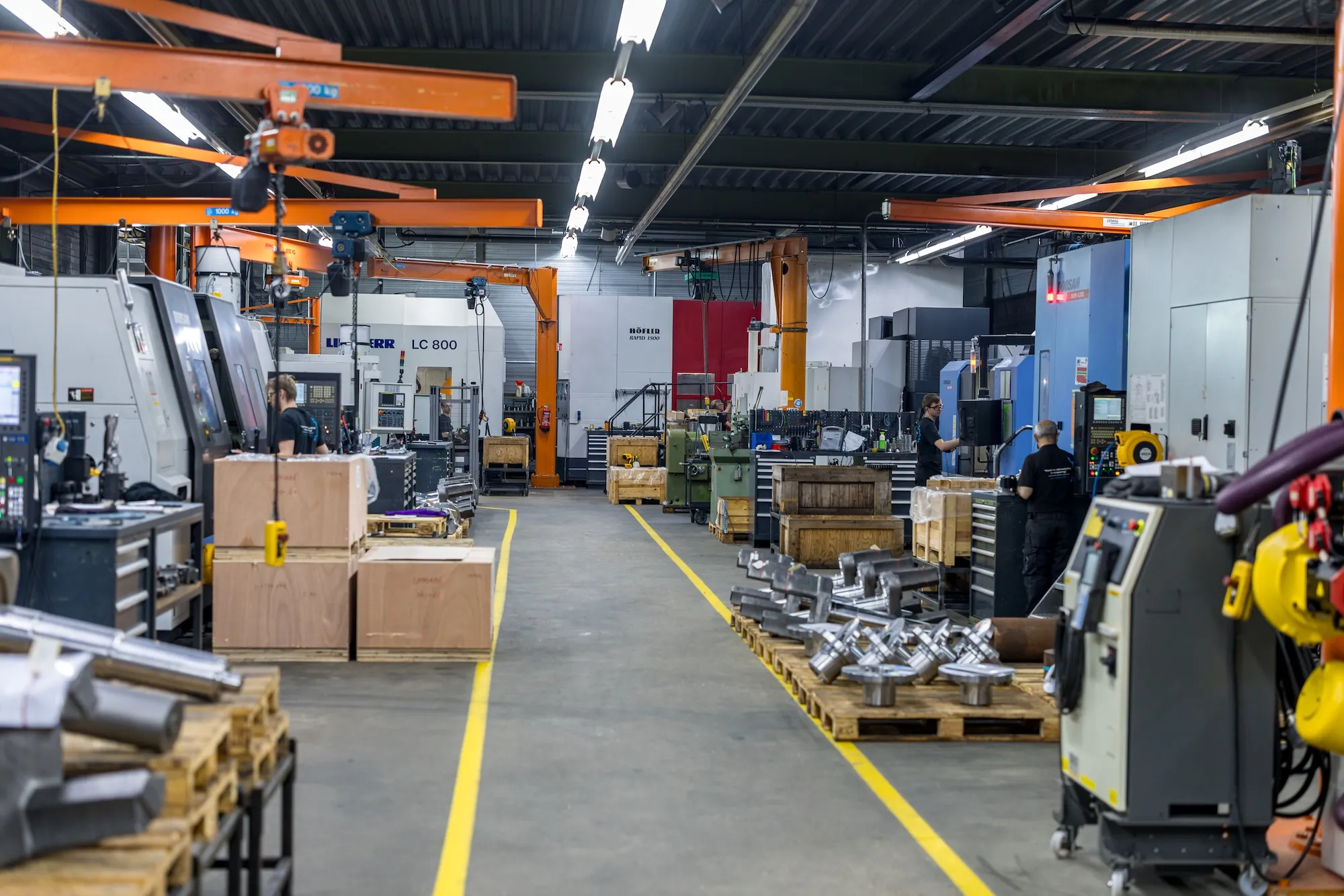 Overzicht van de werkplaats van CDF Techniek met CNC-machines
