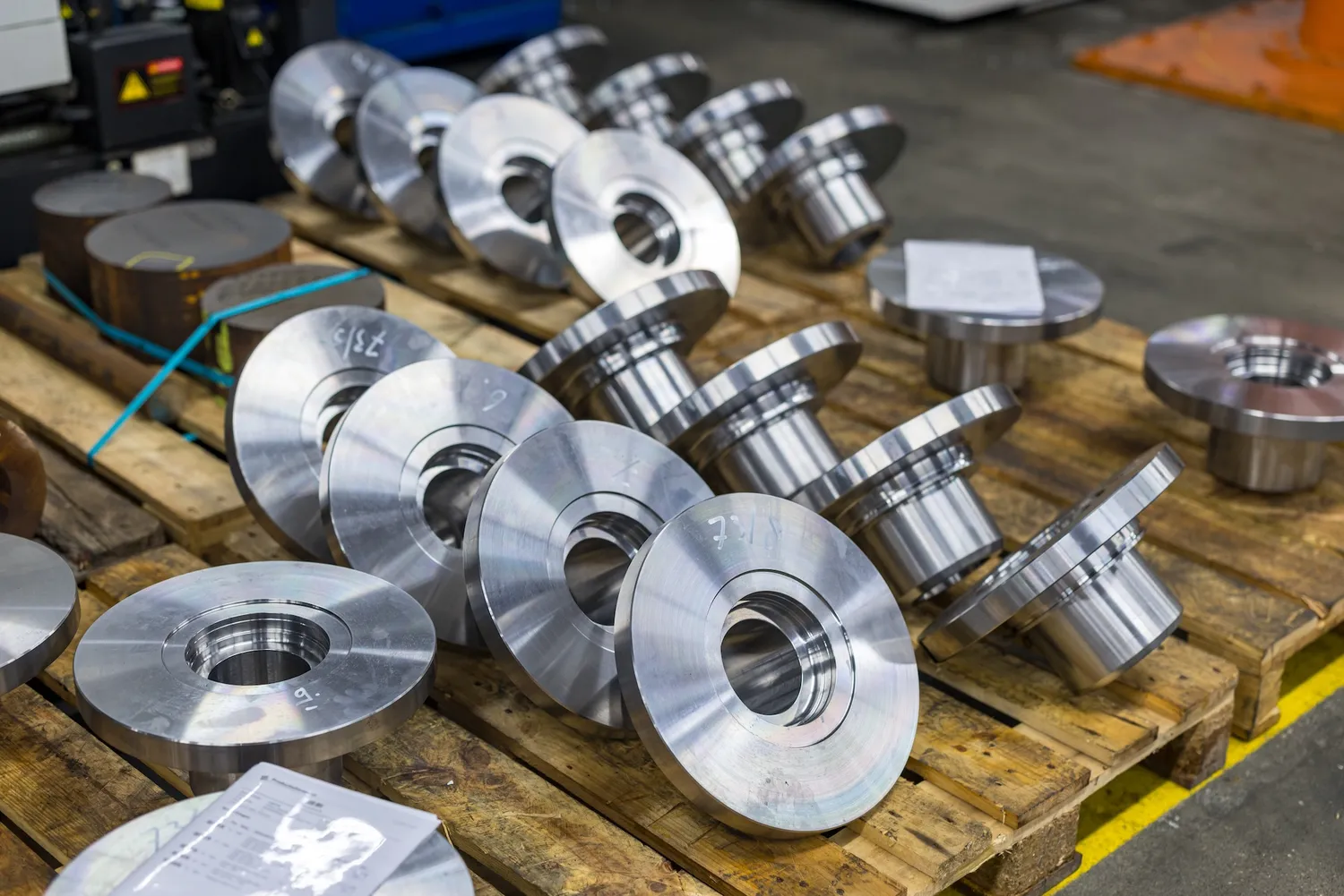 Metalen onderdelen op een pallet in de werkplaats
