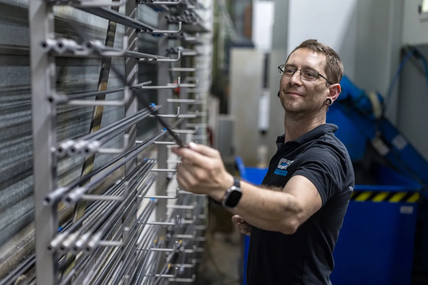Medewerker pakt gereedschap uit een gereedschapsrek