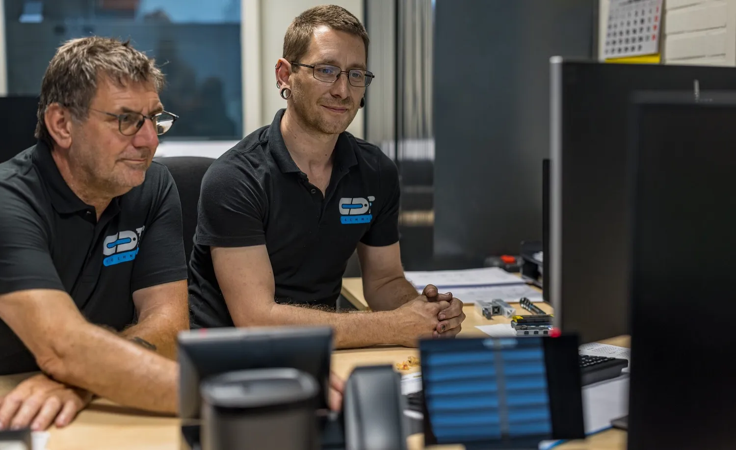 Twee collega's aan het werk op kantoor