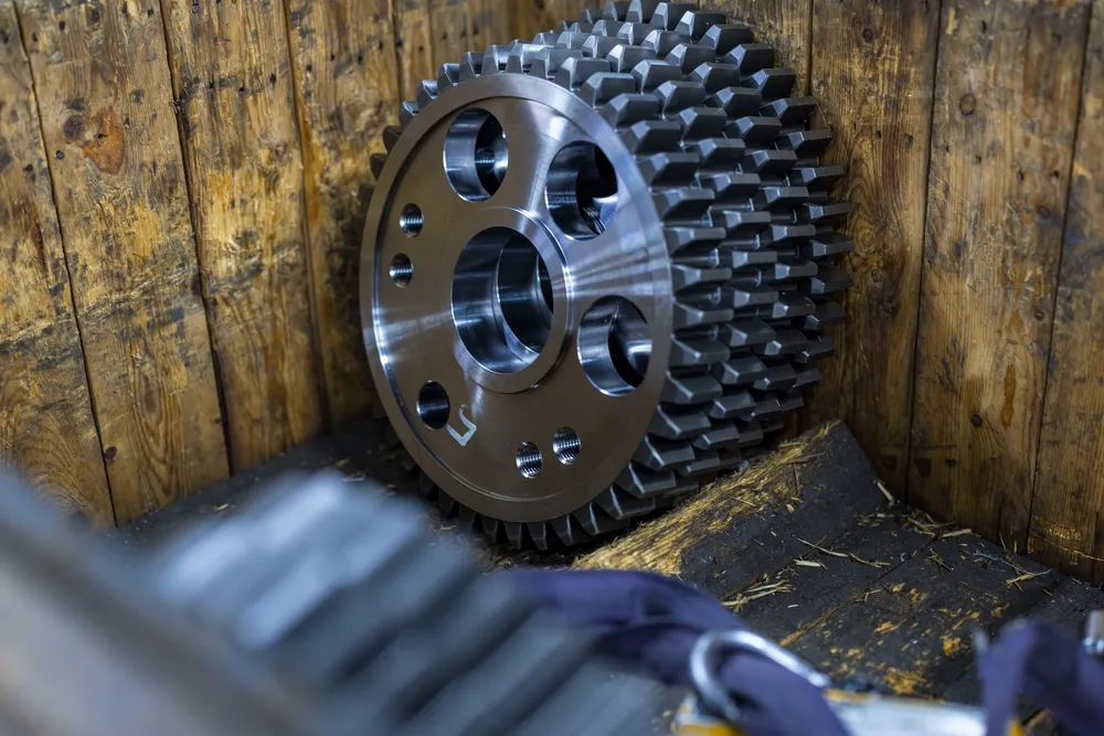 Tandwiel in houten kist Afgewerkt tandwiel in een houten transportkist